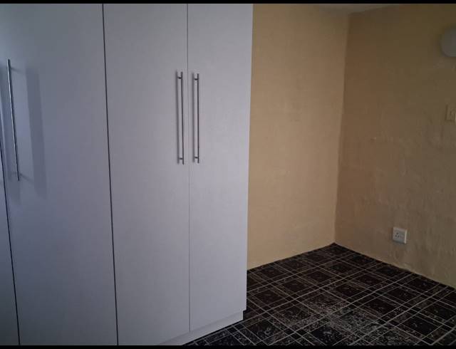 2 BEDROOM FLAT TO LET IN AUSTERVILLE